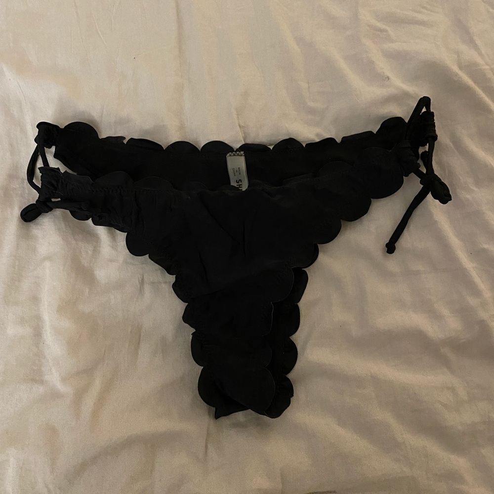 black shein scalloped bikini bottoms!!!
